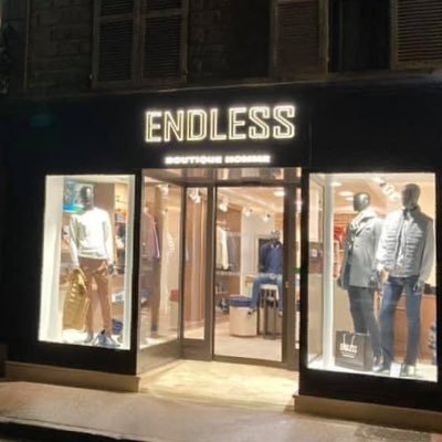 Vous trouverez tous les incontournables du dressing masculin, indémodables et les basiques mais aussi une gamme d’accessoires et de chaussures.
