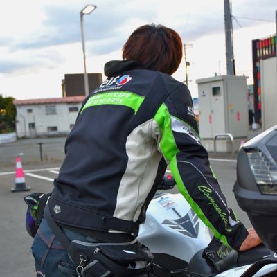 白忍乗りのやっちーです！ バイク乗り垢ですけど 一応牛飼いです🐮🐂 牛飼いの人もバイク乗りの方もよろしくお願いします🤲