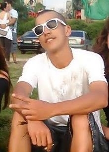 teu olhar me diz tantas coisas, tantas coisas loucas, que quando chega perto a minha alma não deixa mentir, esse teu olhar é tudo pra mim é um ponto sem fim.