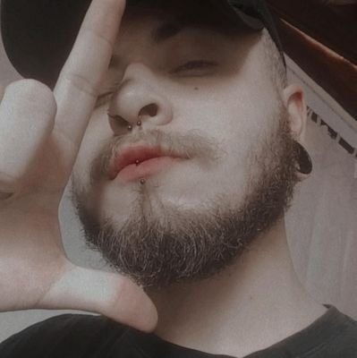 Faço uns desenhos e as vezes toco guitarra