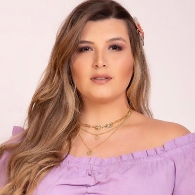 Modelo plus size @laisalli na rede vizinha