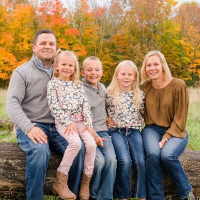 Husband to Tara and father to Jamie, Claire and Grace, OAC ‘07 Grad. Day Job in Ag Finance. Commercial cow-calf and broiler producer.