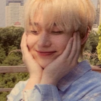 eu i o jungwon deitados abraçadinhos fazendo carinho um no outro