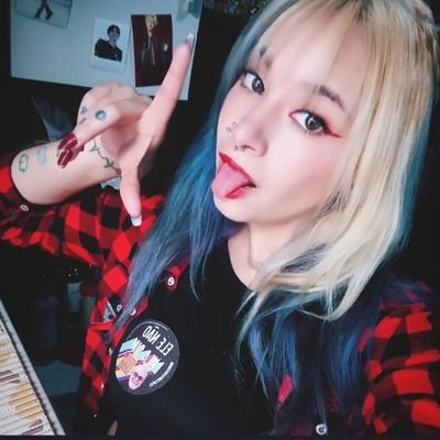 Sempre criando novas paranóias./Bands/Otaka/I'm fuckin' Batman!/Fumante/Fracassada/Emo sempre e alternativa nas horas vagas.
Instagram: @wtfisjenny