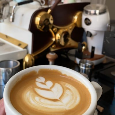 متعة الحياة اختصرها في ✈️☕️🍔 اي سؤال عن القهوة ☕️ والشاي 🫖المجال مفتوح 🧋. كرويا ⚽️ من عشاق العين 💜 و يوفنتوس 🏁