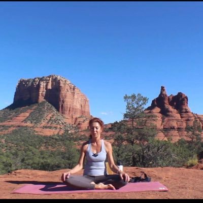 Writer. Yoga guide. 🌻 No DMs please but will follow back. https://t.co/A5KjE4S1S2