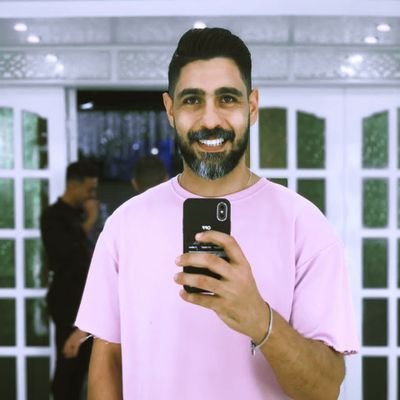 و كم من مرة أردت ان اقول لك احا😱 لكني اكتفيت بتلك الابتسامة الهادئة😄 التي أدت غرض رفع إصبعي الاوسط🖕بوجهك .