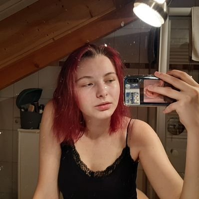 she/they 🌸 just gonna tweet about kpop and my shitty life. leave if you don't like it