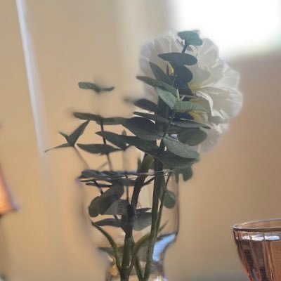 ثلاثينية ارى أن مالدي هو أمنية بالنسبة للآخر
الشقاء، العبث، الحرمان، الحب، العطاء، الصدق، البراءة والوفاء. عن قرب ستعرف الفرق بين كل ماتملك والآخر يفقده.