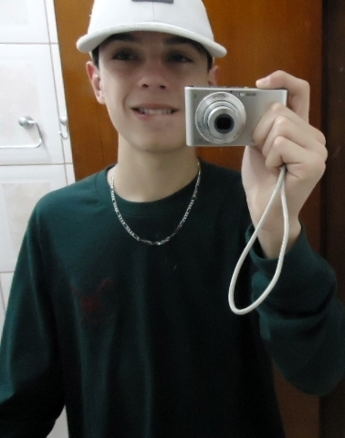 Feeio , chato , engraçado , extrovertido , humilde , qer conheceer mais segue ae :D