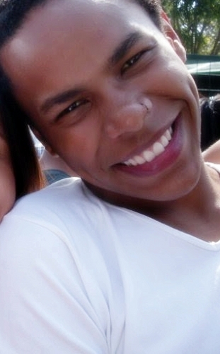Oi, prazer Erick, 16anos, brasileiro, ariano, namorando*, como&como e durmo mesmo, quer mais... segue aê (:    orkut:erick.unidos@yahoo.com.br