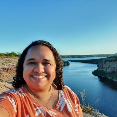 Tenho mil defeitos,
fiz deles piada,
abaixei a guarda,
virei minha amiga.