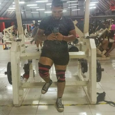 Odiosamente sincero, taleonico por decisión y amigo de quién pague igual.