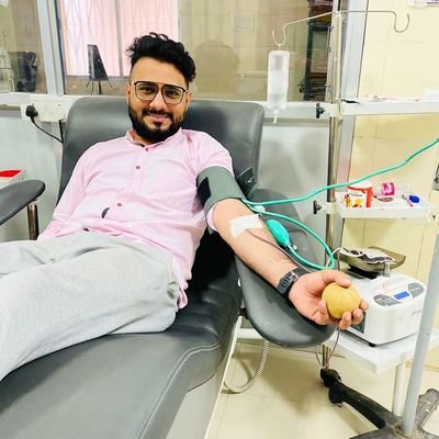 jhandai_b's profile picture. कहते है
ज़िन्दगी का आखरी ठिकाना
ईश्वर का घर है
कुछ अच्छा कर ले मुसाफिर
किसी के घर खाली हाथ नहीं जाते