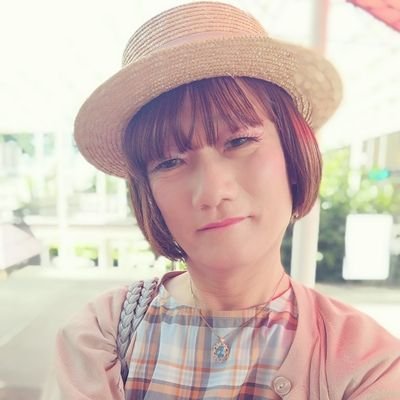 カラオケ大好きな小柄で明るい女装っ子です👧
普段は土日に東京国分寺で歌ってます。横浜へも遠征します。
カラオケや飲みに誘ってね🎤
男性女性女装さんお誘いをお持ちしています💖　　　
妻には女の子になることはナイショでしたが4月12日にばれてしまいました😱
過去に投稿した歌は「白河恵子」「歌手名」で検索してみてね