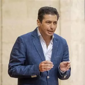 Abogado Urbanista que actualmente tiene el honor de ser Diputado en el Parlamento Andaluz. Previamente ha sido Gerente de Urbanismo del Ayto de Sevilla