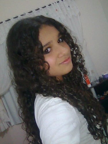Sou uma garota super extrovertida...quando quero sei ser criança...mas quando preciso também sei ser adulta...! gostou?? então me segue aaí...! bjooos...!