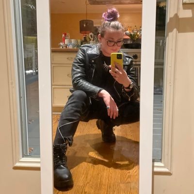 (she/they) ✨Non-binary 🐝 professional knucklehead ✨#freekeithdavisjr