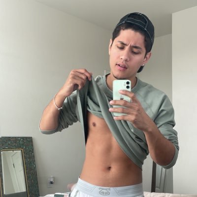 25 YO from 🇨🇴 in Austin TX. 🙂 https://t.co/BklGlJF2wi