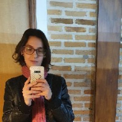 Piercer, cosmetóloga vegana, publicitaria desgarrada, loucas dos gatos e leio uns horóscopo. Ainda não odeio a vida o suficiente pra beber água com gás e café.