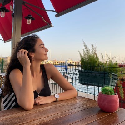 aybukebozyer's profile picture. olası bi tıbbi vaka