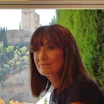 Escritora de literatura juvenil 
Licenciada LEA y Lengua Española.(Univ. Caen).  
Francesa enamorada de España. Hoy vivo en Granada.