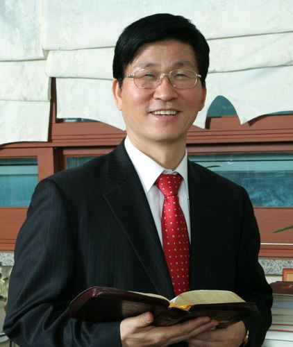 시골에서 나무하다가 하나님의 은혜로 미국 유학을 했고 총신 신대원에서 14년간 가르치다가 지금은 대구동신교회에서 목회를 하고 있습니다. 나는 어릴 때 낚시를 정말 좋아했고, 지금도 좋아합니다. 사랑과 관심을 나누고 싶어 트위터를 시작했습니다.
