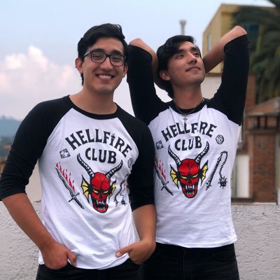Emi y Luis, los gemelos más otaku de México ⛩️🇲🇽 | TikTok 900k+ ⚔️👺 | somos #anime, #geeks y #gamers 🚀👾 | AKIRAMENAI ✨🍥 | CONTACTO: iquepeks@gmail.com
