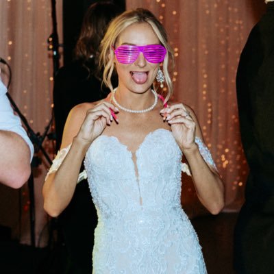 hamianagrande's profile picture. the one and only, glowy wiggly worm.