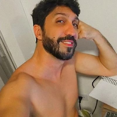 Arquiteto, mas , aqui não é trabalho,sou só eu, o homem, gay e casado. 
Grato por cada segundo de vida!