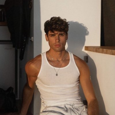 | 20 yo writer || Ships only with Chemistry || Singleship || MDNI || #DD || FAKE RP ACCOUNT |