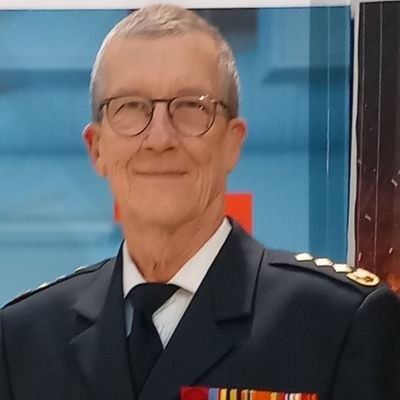 Ma. yliopettaja, Pelastusopisto. Varautuminen laajasti osa työtäni. Lähellä sydäntä perheeni, lastenlapset Rosa ja vielä nimetön poikalapsi. Ja Roni-koira.