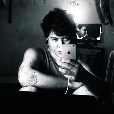 Tomo fotos efímeras, construyo mis propios universos. Casi siempre ando Sad y me creo artista.