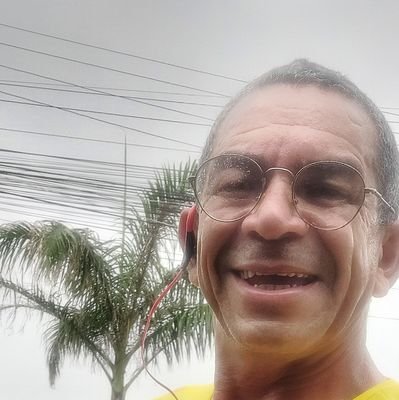 Sou pai do Vitor, Thamiris, Uelinton, avô da Bela, casado com a Grazi. 54 anos, corretor de Imóveis, 31 anos de profissão.