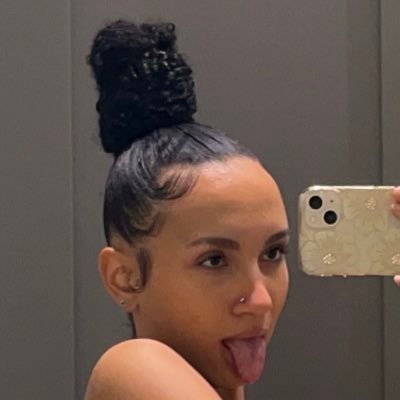 ash_pac88's profile picture. 🦋 Pitt alum ♋️