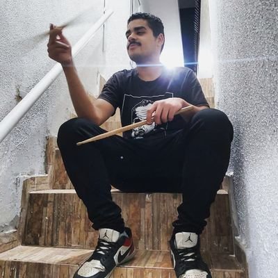 emo, shoegaze, curto rock triste e sou um eterno aspirante musical. Perdoa meu vício no SPFC, escutem raça e Tom gangue.