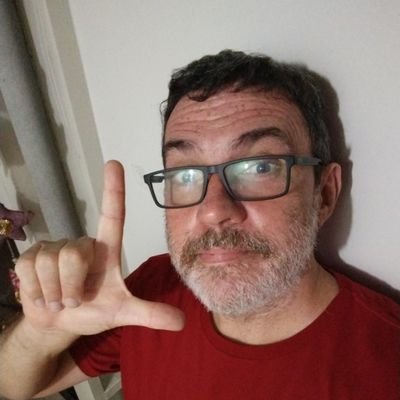 Professor, controlista e baixista no @mombojo