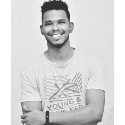رصّاصتان و ثائِرٌ و سراب
و دقِيقتانِ و تُغلقُ الأبواب
و بنادِقٌ و مُقاتِلونَ و ضجّةٌ
تعلُو ليعلُو حاكِمٌ كذاب..💔