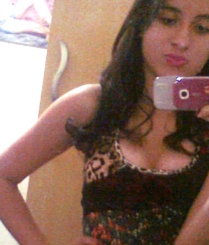 - Garota com 16 anos Bailarina que gosta de sair com os amigos,e gosta de durmir em dias de chuva.