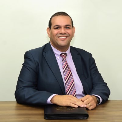 Enfermeiro / Vereador reeleito em Santa Inês - MA pelo PCdoB, marido, pai, demolay e Maçon.