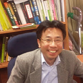 서초의 등소평! 민주당 서초을 위원장 김윤입니다. 서초를 기반으로 세계로 뻗어가는 대담한 코리아, 젊은 코리아를 만들어가겠습니다.