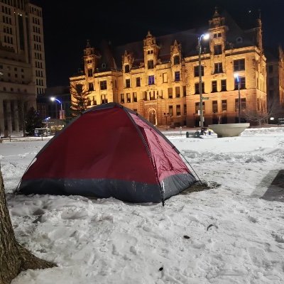 a non-hierarchical collective in St. Louis, MO doing direct street outreach and building solidarity with our unhoused neighbors.