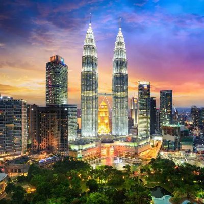 Between skyscrapers, ideas take flight. Hello #KL! Experience a tech bazaar in the sky. DM for High-Rise Exhibitions & Foodie Tech Events \z/