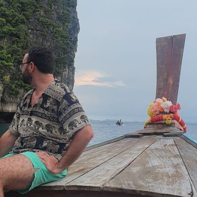 ¿Tengo que escribir mi biografía en 160 caracteres? Perfecto, esto es fácil llevo desde los 13 escribiendo sms. Pues, todo comenzó una mañana en la que nací...