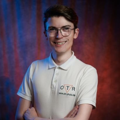 Pferdemädchen.
Fotograf mit Schwerpunkt auf Events, Hochzeiten und Sport 📷
Nerd der Jura studiert, FDGO Ultra ⚖️
Cosplayer 🏳️🌈
Impressum: