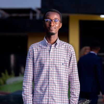 Chanteur chrétien, Auteur Compositeur, penseur libre, Informaticien et Webdesigner en devenir☺,,,