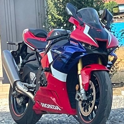 HONDA CBR1000rr-r乗ってます。