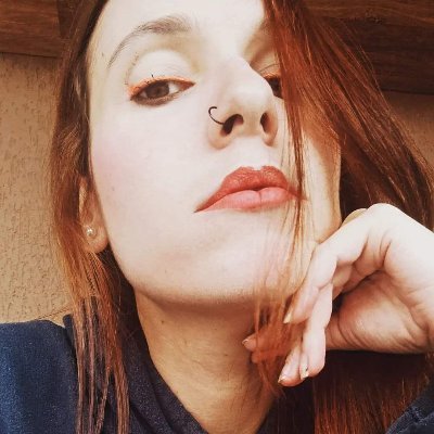 Blogueira sem blog, comentarista de realities show, capricornianja, e não consigo ficar mais de um mês com a mesma cor de cabelo.
Ah, gosto de cervejinha.