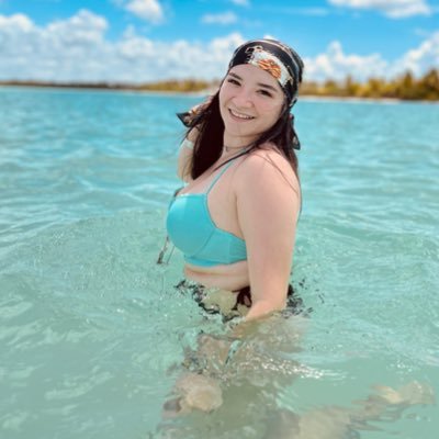 AleeSantacruz's profile picture. instagram: Alexsantacruz94 Everything that shines ain’t always gonna be gold!