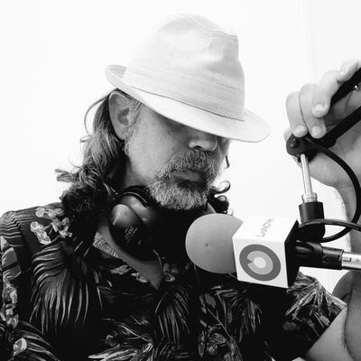 Compartir música potser no salvarà el món però en fa un lloc menys miserable.
Tinc un programa a @lanovaradioreus i a voltes faig de dj. Moza, tengo playlists.